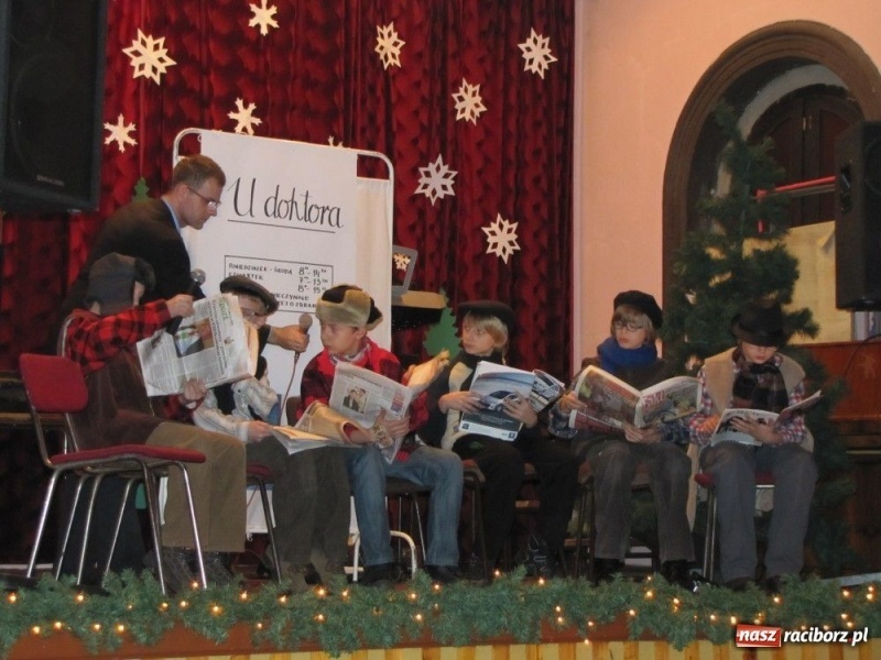 Zdjęcie w galerii na portalu naszraciborz.pl: W Borucinie podzielili się opłatkiem wiadomości z regionu