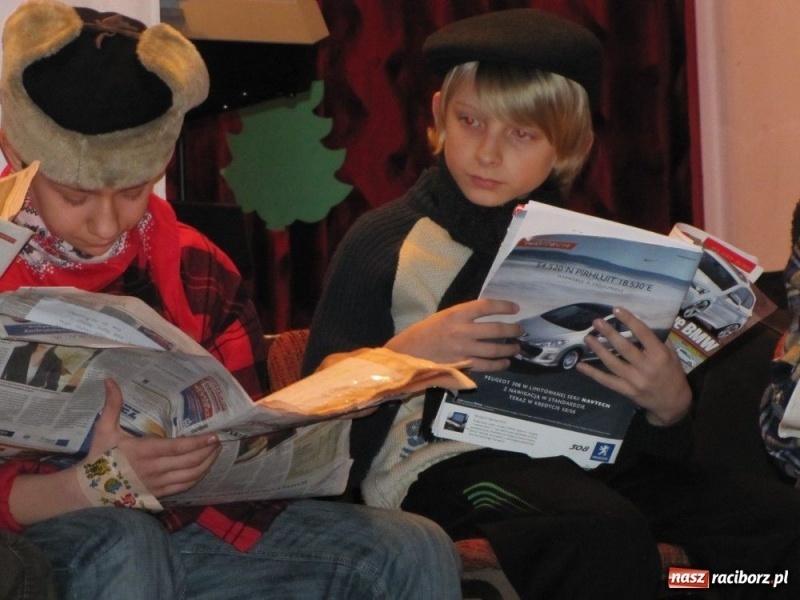 Zdjęcie w galerii na portalu naszraciborz.pl: W Borucinie podzielili się opłatkiem wiadomości z regionu