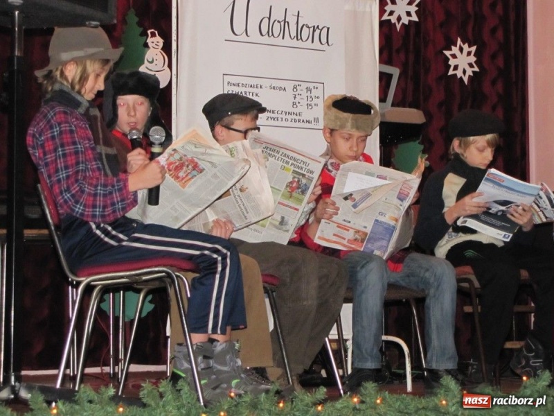 Zdjęcie w galerii na portalu naszraciborz.pl: W Borucinie podzielili się opłatkiem wiadomości z regionu