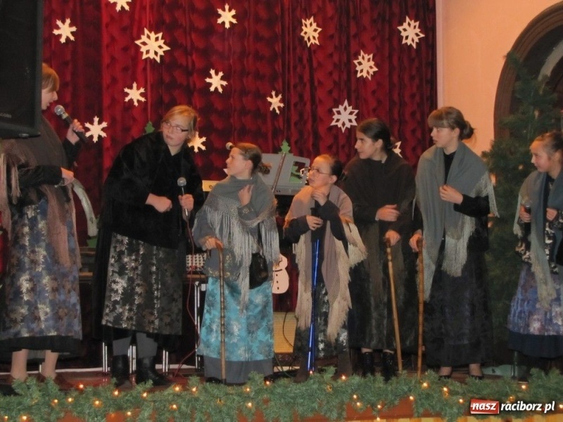 Zdjęcie w galerii na portalu naszraciborz.pl: W Borucinie podzielili się opłatkiem wiadomości z regionu