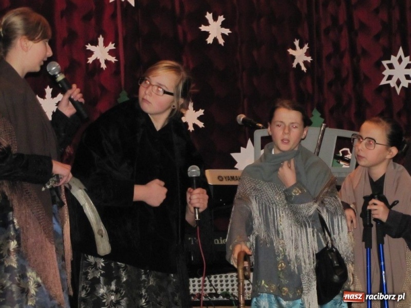 Zdjęcie w galerii na portalu naszraciborz.pl: W Borucinie podzielili się opłatkiem wiadomości z regionu