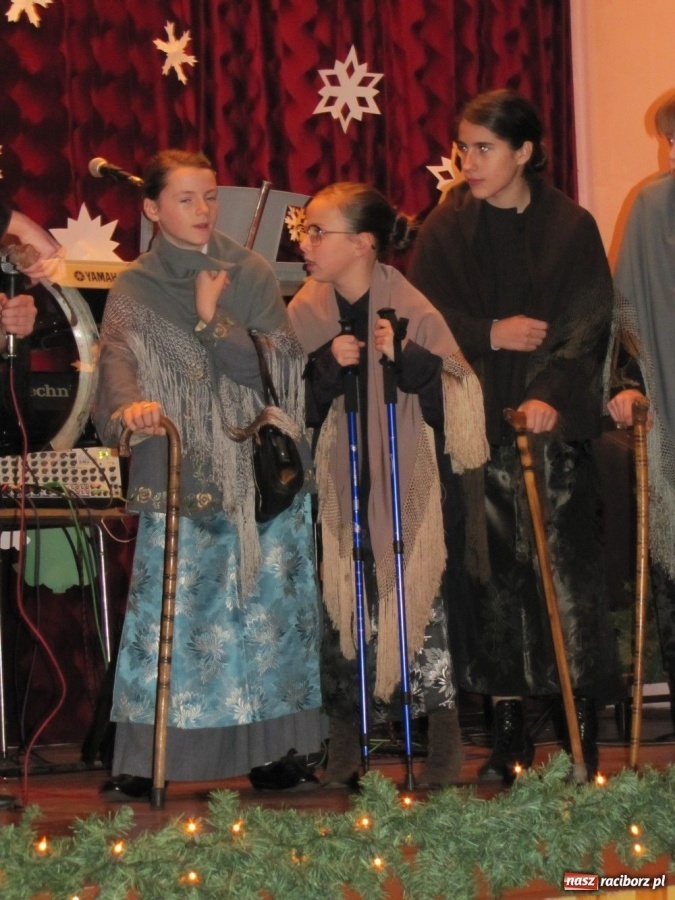 Zdjęcie w galerii na portalu naszraciborz.pl: W Borucinie podzielili się opłatkiem wiadomości z regionu