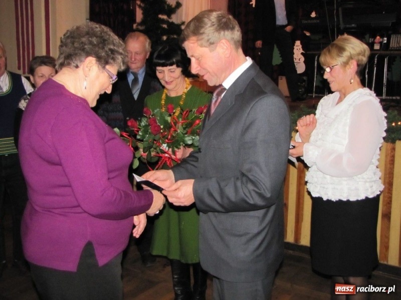 Zdjęcie w galerii na portalu naszraciborz.pl: W Borucinie podzielili się opłatkiem wiadomości z regionu