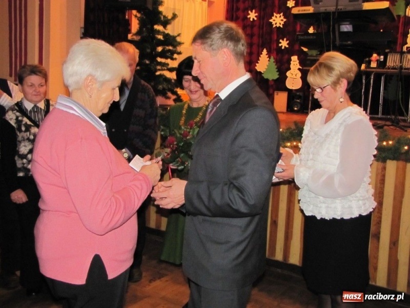 Zdjęcie w galerii na portalu naszraciborz.pl: W Borucinie podzielili się opłatkiem wiadomości z regionu