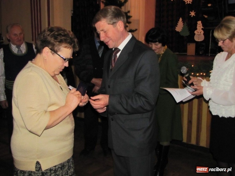 Zdjęcie w galerii na portalu naszraciborz.pl: W Borucinie podzielili się opłatkiem wiadomości z regionu