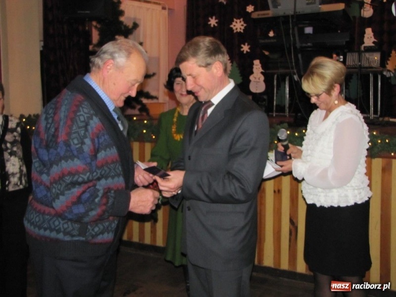 Zdjęcie w galerii na portalu naszraciborz.pl: W Borucinie podzielili się opłatkiem wiadomości z regionu