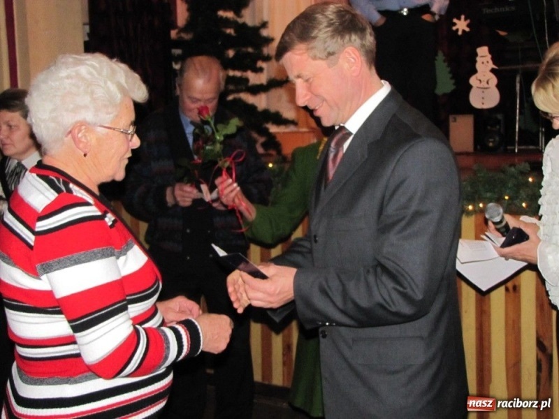 Zdjęcie w galerii na portalu naszraciborz.pl: W Borucinie podzielili się opłatkiem wiadomości z regionu