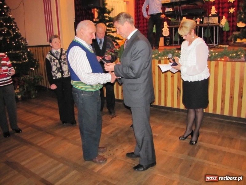 Zdjęcie w galerii na portalu naszraciborz.pl: W Borucinie podzielili się opłatkiem wiadomości z regionu
