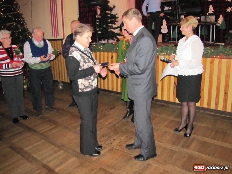 Zdjęcie w galerii na portalu naszraciborz.pl: W Borucinie podzielili się opłatkiem wiadomości z regionu