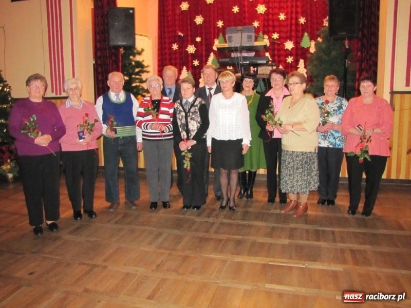 Zdjęcie w galerii na portalu naszraciborz.pl: W Borucinie podzielili się opłatkiem wiadomości z regionu