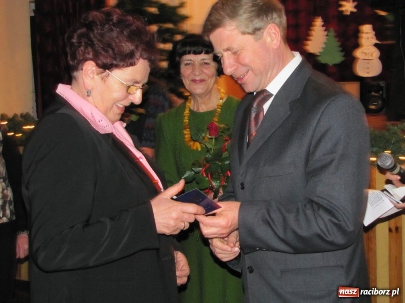 Zdjęcie w galerii na portalu naszraciborz.pl: W Borucinie podzielili się opłatkiem wiadomości z regionu