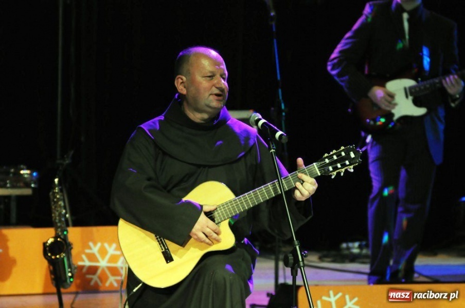 Zdjęcie w galerii na portalu naszraciborz.pl: Gwiazdka Serc 2011, czyli za mundurem... wiadomości z regionu