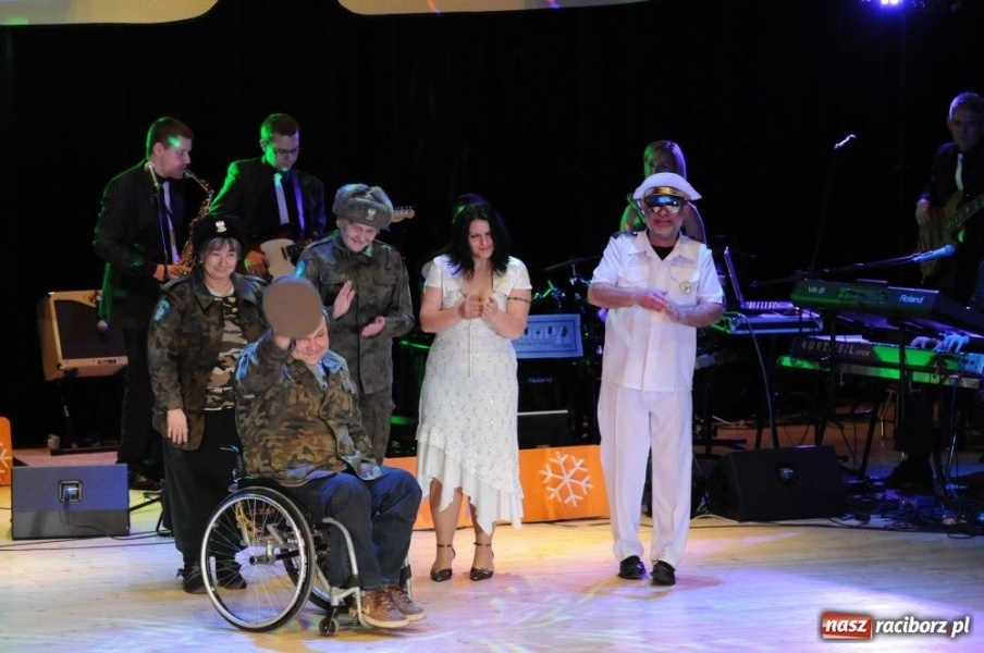 Zdjęcie w galerii na portalu naszraciborz.pl: Gwiazdka Serc 2011, czyli za mundurem... wiadomości z regionu