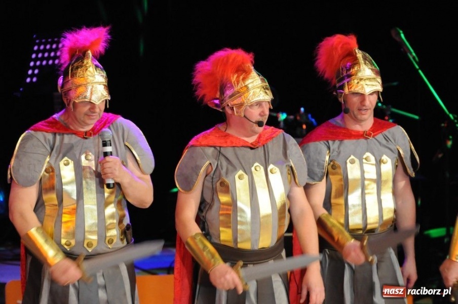 Zdjęcie w galerii na portalu naszraciborz.pl: Gwiazdka Serc 2011, czyli za mundurem... wiadomości z regionu