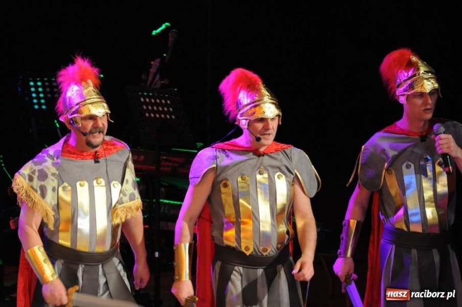 Zdjęcie w galerii na portalu naszraciborz.pl: Gwiazdka Serc 2011, czyli za mundurem... wiadomości z regionu