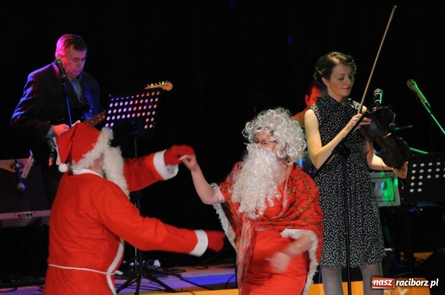 Zdjęcie w galerii na portalu naszraciborz.pl: Gwiazdka Serc 2011, czyli za mundurem... wiadomości z regionu