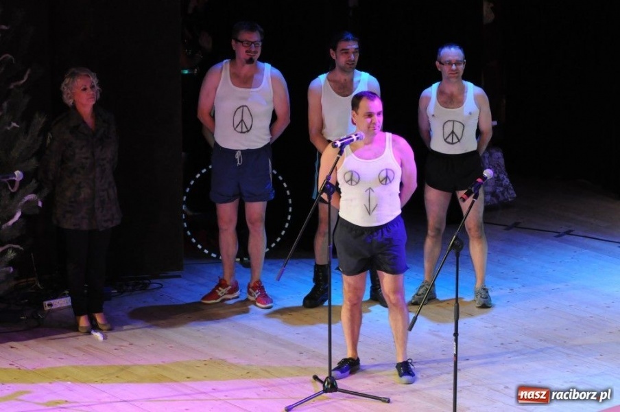 Zdjęcie w galerii na portalu naszraciborz.pl: Gwiazdka Serc 2011, czyli za mundurem... wiadomości z regionu