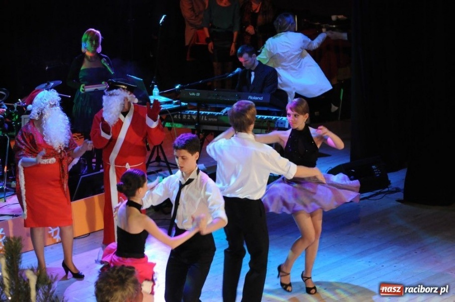 Zdjęcie w galerii na portalu naszraciborz.pl: Gwiazdka Serc 2011, czyli za mundurem... wiadomości z regionu