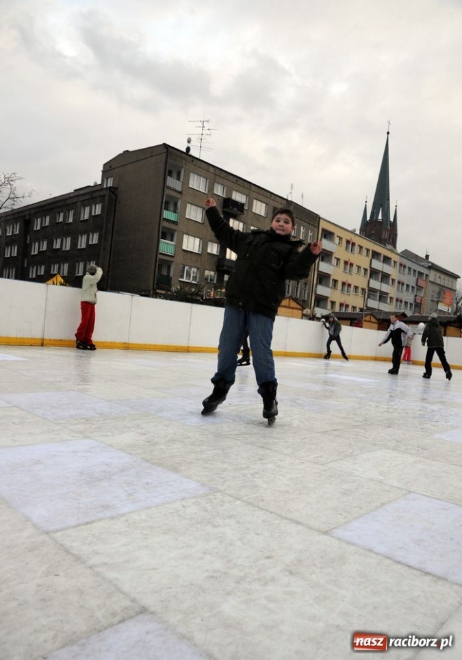 Zdjęcie w galerii na portalu naszraciborz.pl: Ruszył świąteczny jarmark na Rynku wiadomości z regionu