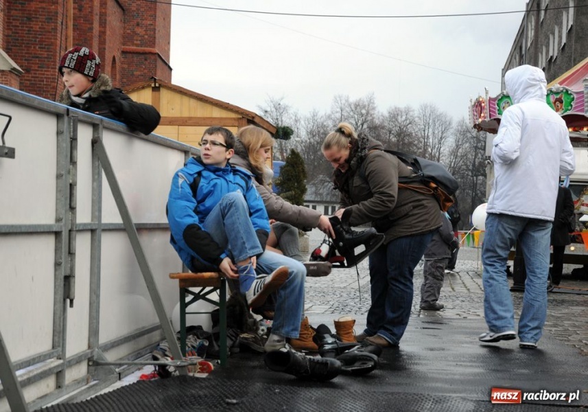 Zdjęcie w galerii na portalu naszraciborz.pl: Ruszył świąteczny jarmark na Rynku wiadomości z regionu