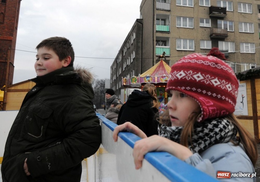 Zdjęcie w galerii na portalu naszraciborz.pl: Ruszył świąteczny jarmark na Rynku wiadomości z regionu