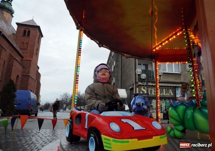 Zdjęcie w galerii na portalu naszraciborz.pl: Ruszył świąteczny jarmark na Rynku wiadomości z regionu