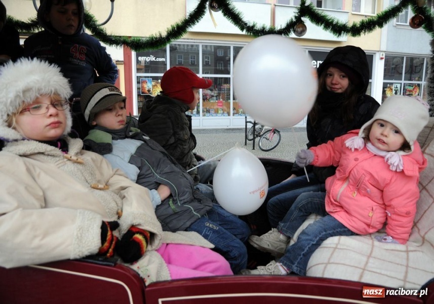 Zdjęcie w galerii na portalu naszraciborz.pl: Ruszył świąteczny jarmark na Rynku wiadomości z regionu