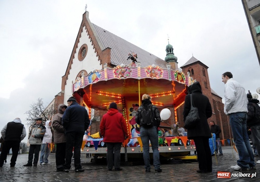 Zdjęcie w galerii na portalu naszraciborz.pl: Ruszył świąteczny jarmark na Rynku wiadomości z regionu