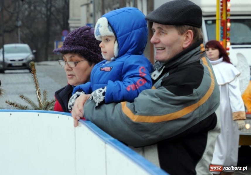 Zdjęcie w galerii na portalu naszraciborz.pl: Ruszył świąteczny jarmark na Rynku wiadomości z regionu