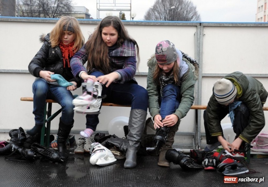 Zdjęcie w galerii na portalu naszraciborz.pl: Ruszył świąteczny jarmark na Rynku wiadomości z regionu