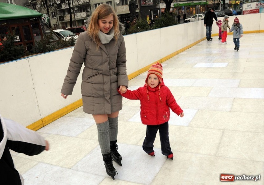 Zdjęcie w galerii na portalu naszraciborz.pl: Ruszył świąteczny jarmark na Rynku wiadomości z regionu