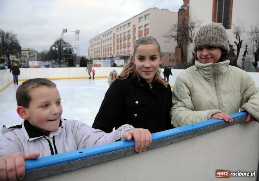 Zdjęcie w galerii na portalu naszraciborz.pl: Ruszył świąteczny jarmark na Rynku wiadomości z regionu