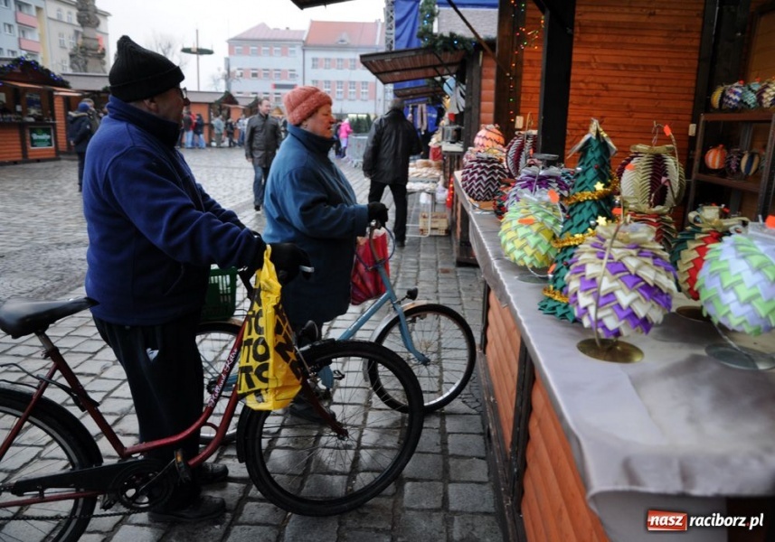 Zdjęcie w galerii na portalu naszraciborz.pl: Ruszył świąteczny jarmark na Rynku wiadomości z regionu