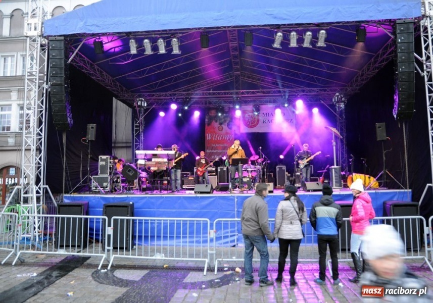 Zdjęcie w galerii na portalu naszraciborz.pl: Ruszył świąteczny jarmark na Rynku wiadomości z regionu