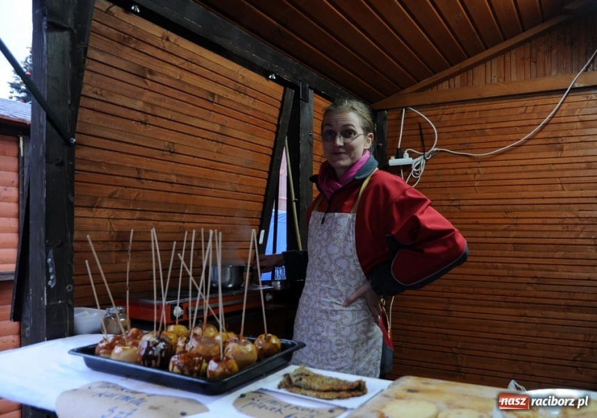 Zdjęcie w galerii na portalu naszraciborz.pl: Ruszył świąteczny jarmark na Rynku wiadomości z regionu