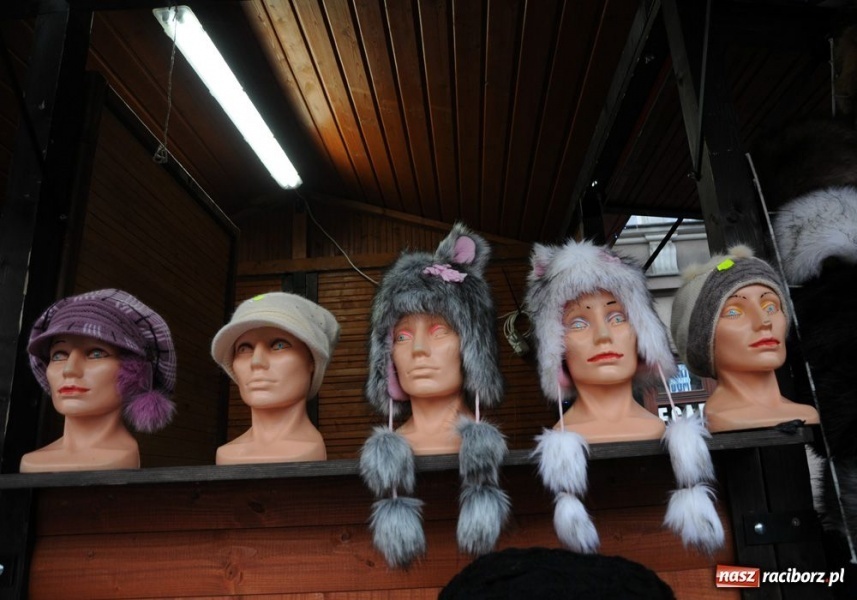 Zdjęcie w galerii na portalu naszraciborz.pl: Ruszył świąteczny jarmark na Rynku wiadomości z regionu