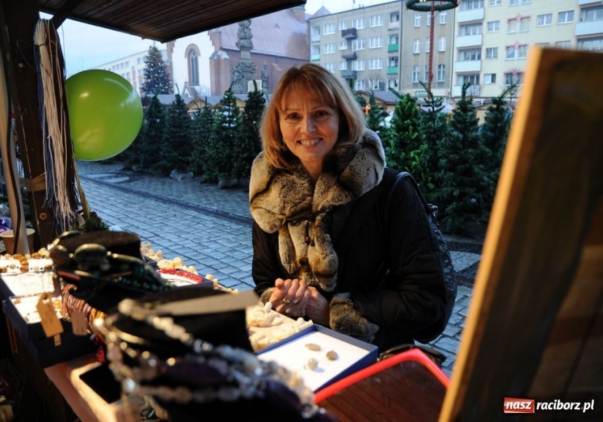 Zdjęcie w galerii na portalu naszraciborz.pl: Ruszył świąteczny jarmark na Rynku wiadomości z regionu