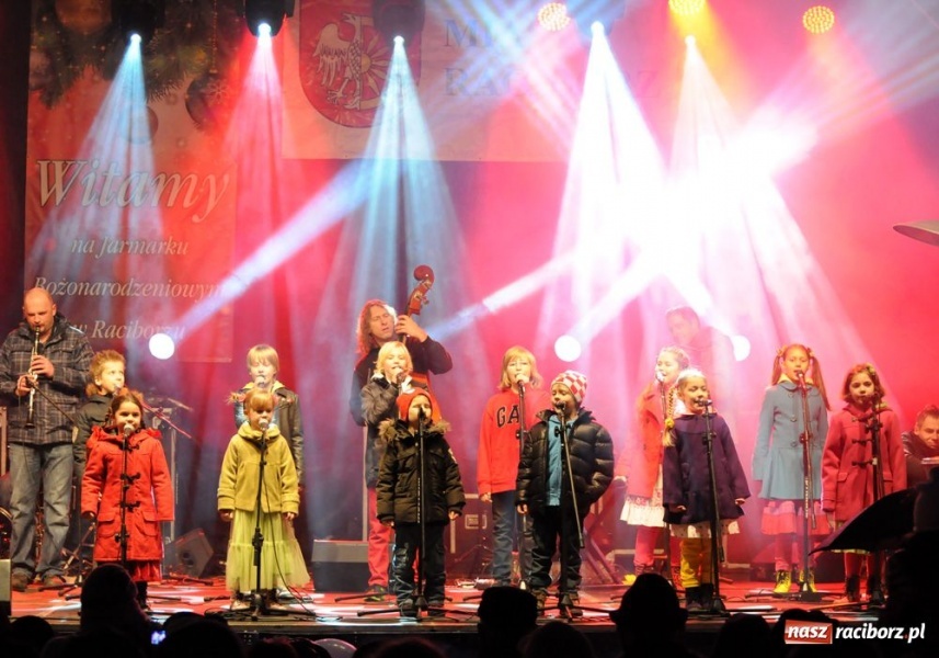 Zdjęcie w galerii na portalu naszraciborz.pl: Ruszył świąteczny jarmark na Rynku wiadomości z regionu
