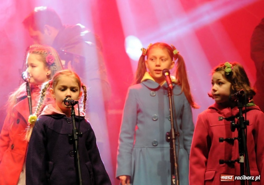 Zdjęcie w galerii na portalu naszraciborz.pl: Ruszył świąteczny jarmark na Rynku wiadomości z regionu