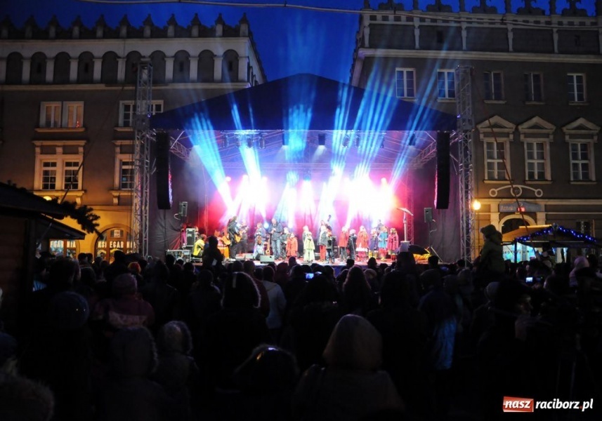 Zdjęcie w galerii na portalu naszraciborz.pl: Ruszył świąteczny jarmark na Rynku wiadomości z regionu