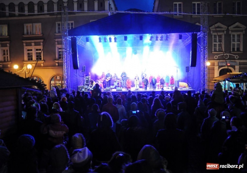 Zdjęcie w galerii na portalu naszraciborz.pl: Ruszył świąteczny jarmark na Rynku wiadomości z regionu