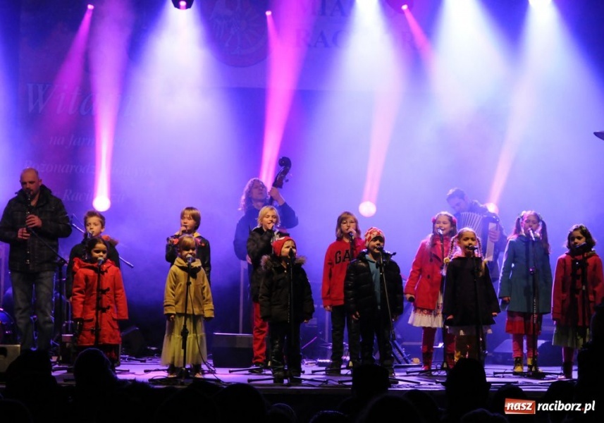 Zdjęcie w galerii na portalu naszraciborz.pl: Ruszył świąteczny jarmark na Rynku wiadomości z regionu