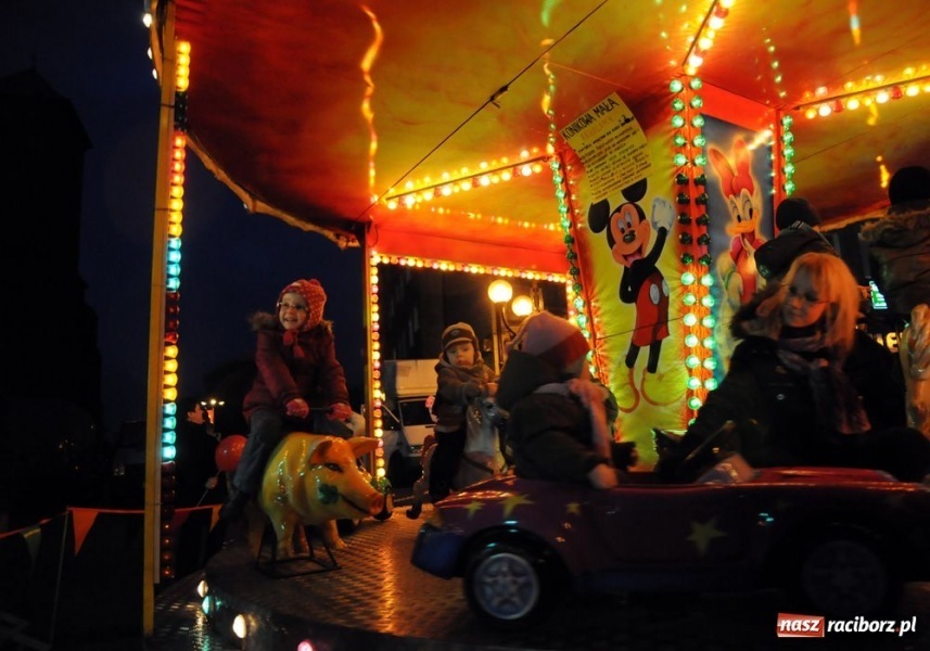 Zdjęcie w galerii na portalu naszraciborz.pl: Ruszył świąteczny jarmark na Rynku wiadomości z regionu