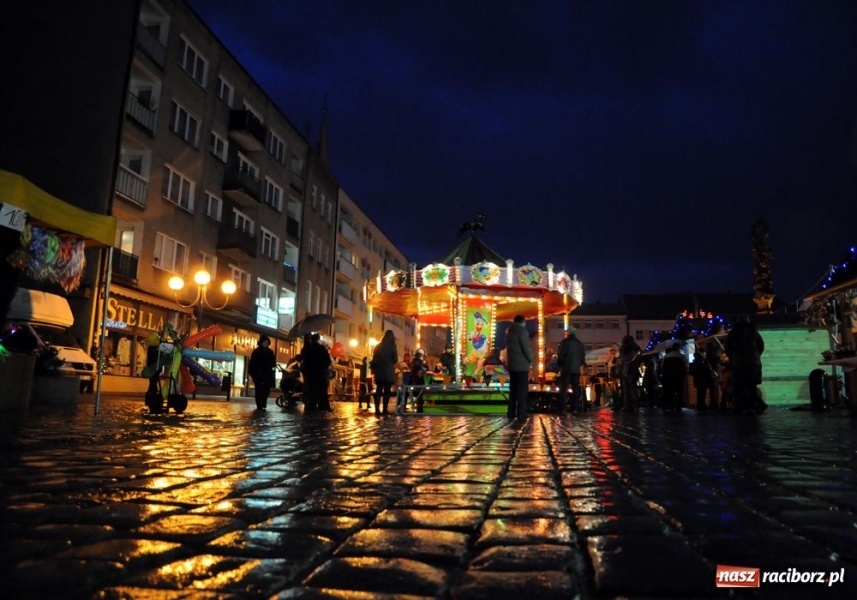 Zdjęcie w galerii na portalu naszraciborz.pl: Ruszył świąteczny jarmark na Rynku wiadomości z regionu
