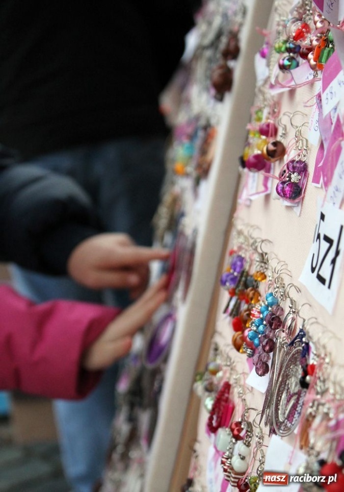Zdjęcie w galerii na portalu naszraciborz.pl: Ruszył świąteczny jarmark na Rynku wiadomości z regionu