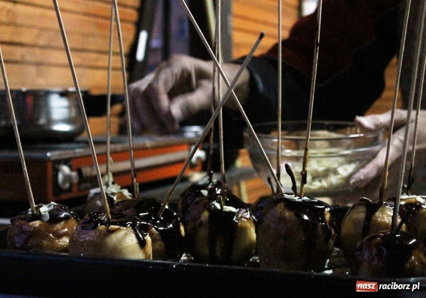 Zdjęcie w galerii na portalu naszraciborz.pl: Ruszył świąteczny jarmark na Rynku wiadomości z regionu