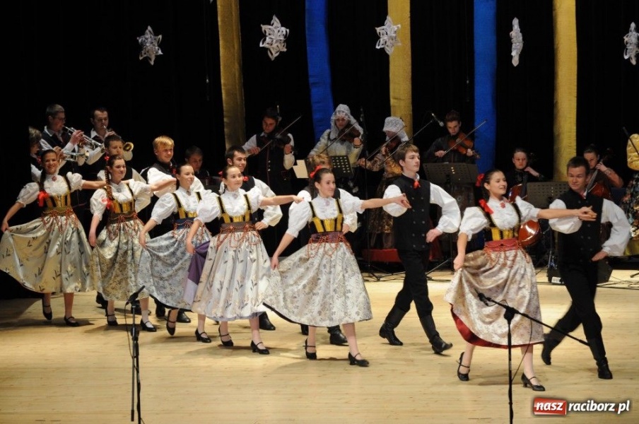 Zdjęcie w galerii na portalu naszraciborz.pl: Świąteczna gala zespołów Źródła wiadomości z regionu