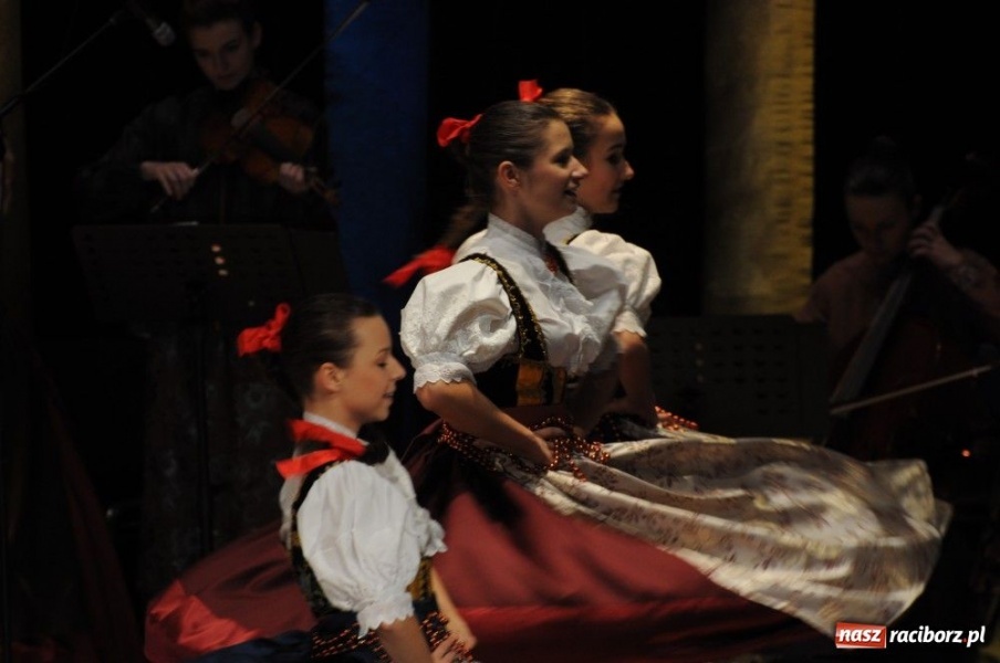 Zdjęcie w galerii na portalu naszraciborz.pl: Świąteczna gala zespołów Źródła wiadomości z regionu