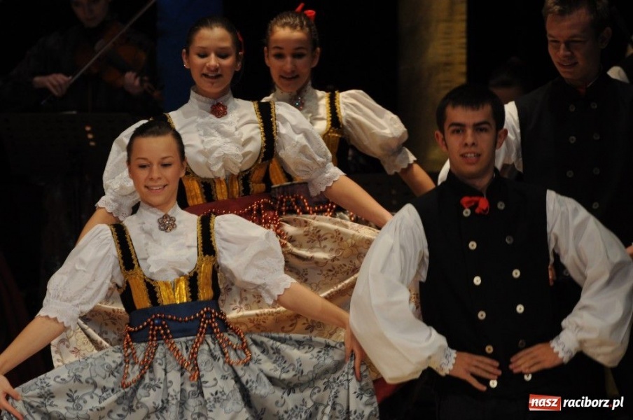 Zdjęcie w galerii na portalu naszraciborz.pl: Świąteczna gala zespołów Źródła wiadomości z regionu