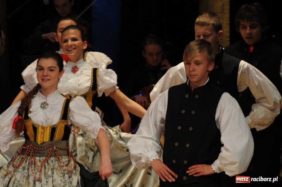 Zdjęcie w galerii na portalu naszraciborz.pl: Świąteczna gala zespołów Źródła wiadomości z regionu